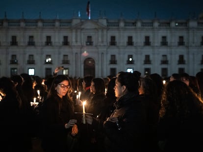 Más 5.000 mujeres vestidas de negro y con velas, se reunieron para rodear el palacio de La Moneda.