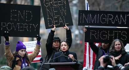 La demócrata Alexandria Ocasio-Cortez da un mitin en Nueva York.  
