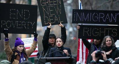 La demócrata Alexandria Ocasio-Cortez da un mitin en Nueva York.
