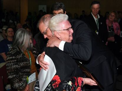 El primer ministro australiano abraza a una víctima de abusos sexuales.