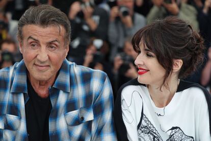 El actor estadounidense Sylvester Stallone y la espa?ola Paz Vega, en el photocall de 'Rambo V : Last Blood'. 