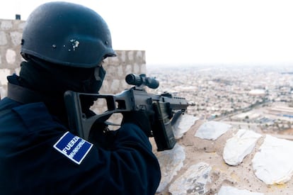 Policía municipal vigilando Torreón desde el Cerro del Cristo.