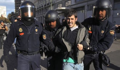 Varios agentes detienen a un hombre tras una concentraci&oacute;n en Madrid
