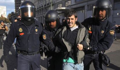 Varios agentes detienen a un hombre tras una concentración en Madrid