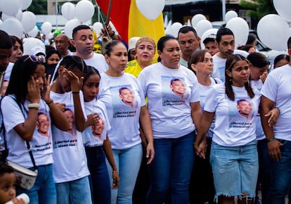Silenis Marulanda marcha junto con habitantes de Barrancas por la liberación de su esposo, Luis Manuel Díaz, el 31 de octubre.