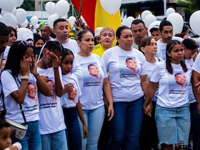 Silenis Marulanda marcha junto con habitantes de Barrancas por la liberación de su esposo, Luis Manuel Díaz, el 31 de octubre.