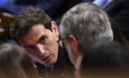 El líder del centro-derecha español del partido Ciudadanos, Albert Rivera, asiste al primer día del debate de investidura parlamentaria para votar al primer ministro, en el Congreso español (Las Cortes) el 22 de julio de 2019, en Madrid. (Foto de OSCAR DEL POZO / AFP)