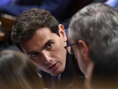 El líder del centro-derecha español del partido Ciudadanos, Albert Rivera, asiste al primer día del debate de investidura parlamentaria para votar al primer ministro, en el Congreso español (Las Cortes) el 22 de julio de 2019, en Madrid. (Foto de OSCAR DEL POZO / AFP)