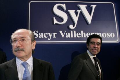 Luis del Rivero (izquierda) junto a su sucesor al frente de Sacyr, Manuel Manrique, en una rueda de prensa en París en 2007.