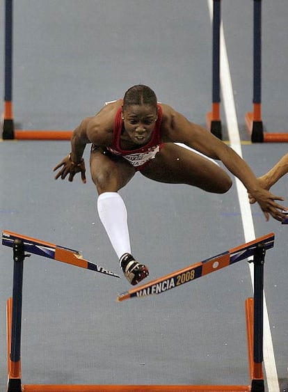 Josephine Onyia, en el momento de romper la valla en la final.