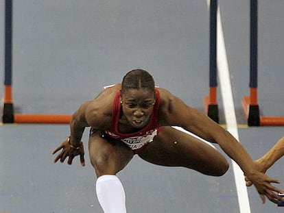 Josephine Onyia, en el momento de romper la valla en la final.