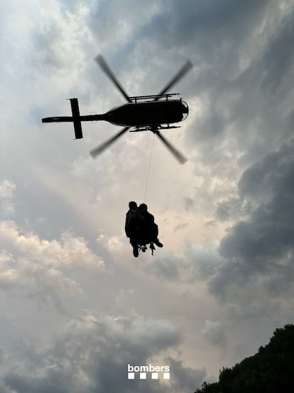 Momento del rescate en helicóptero de los monitores y menores.