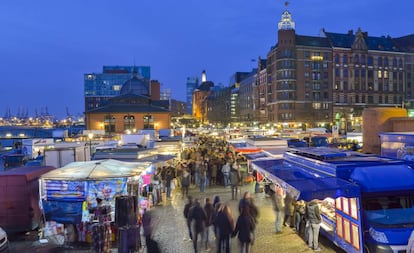 Puestos del mercado dominical de pescado (Fischmarkt) de St. Pauli, en Hamburgo.