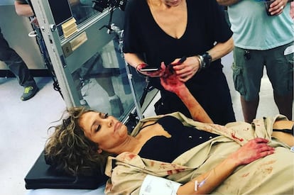 "Ayer a las 10:00 de la mañana #mitrabajo #multitarea #shadesofblue #actor #harleesantos", escribió Jennifer Lopez junto a la fotografía que ha desatado el pánico.