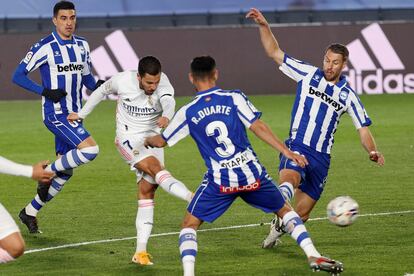 Hazard dispara ante los defensores del Alavés