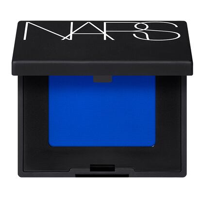 Sombra de ojos Matte en tono Outremer (25 €) de Nars.