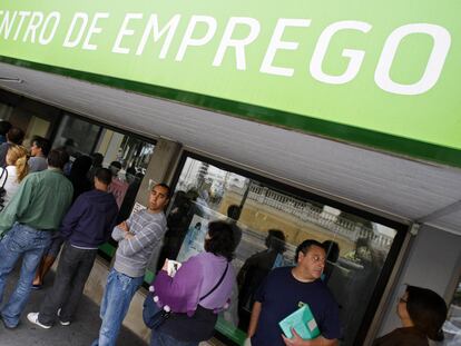 Una cola en una sede de la oficina de empleo de Sintra.
