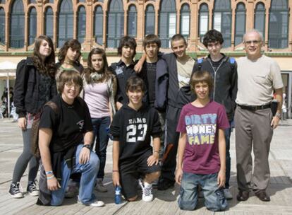 Alumnos ganadores del primer premio del concurso de la ESA 'Lleva tu clase al espacio', del Instituto de Educación Secundaria Guindàvols (Lleida), junto a su profesor de Física, Anicet Cosialls