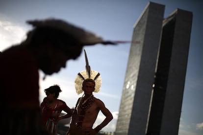 Un grupo de indígenass esperan en la explanada de los Ministerios en Brasilia para reunirse con las autoridades para discutir las necesidades de salud y otros temas de conflicto entre indígenas y campesinos, incluyendo los derechos de propiedad de la tierra.