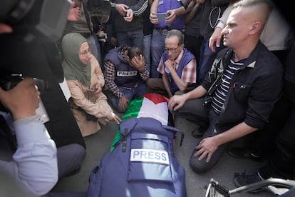 Varios periodistas velan el cuerpo de Shireen Abu Akleh en la ciudad de Yenín, este miércoles. El presidente de la Autoridad Palestina, Mahmud Abbas, ha responsabilizado a Israel de la muerte de la reportera, nacida en Jerusalén. Previamente, un portavoz palestino había declarado que Abu Akleh fue “asesinada” por fuerzas israelíes mientras informaba sobre la operación militar en Yenín, donde se han intensificado en las últimas semanas los enfrentamientos entre palestinos y soldados israelíes.