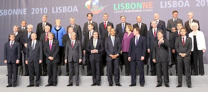 Tras la aprobación del nuevo concepto estratégico, los líderes de los 28 países de la OTAN se han fotografiado junto al secretario general de la alianza, Anders Fogh Rasmussen (centro a la izquierda de Obama), y el presidente del Consejo Europeo, Herman Van Rompuy (arriba a la derecha).