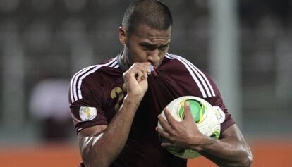 Salom&oacute;n Rond&oacute;n celebra un gol contra Per&uacute;. 