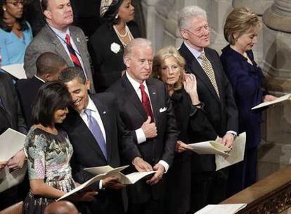 Los Obama, los Biden y los Clinton, de izquierda a derecha, en una ceremonia religiosa ecuménica en la catedral de Washington.