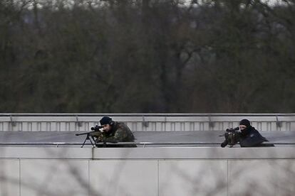 Francotiradors davant la impremta a Dammartin-en-Goele.