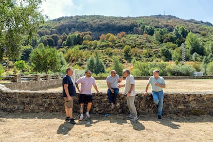 Ángel Rodríguez (segundo por la derecha) y otros vecinos de Porto de Sanabria, este miércoles, en la localidad zamorana.