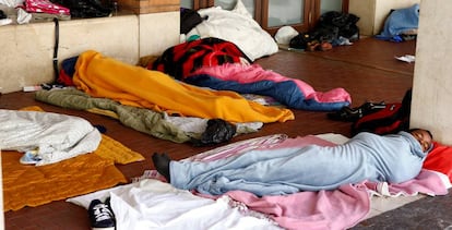 Migrantes duermen en la estación de Como (italia) en agosto de 2016.