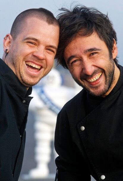 Hace una semana se dio a conocer los resultados de la nueva edición de la Guía Michelín. Aunque fue una noche agridulce para España con la perdida de algunas leyendas, como elBulli, Madrid salió ganando. Los restaurantes DiverXo, de David Muñoz (izq), con una arriesgada fusión de casticismo asiático, y el neoclasicismo del Club Allard de Diego Guerrero (dcha) han subido a dos estrellas.