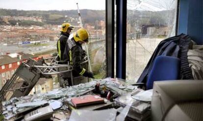 Los bomberos retiran los escombros en el edificio de la sede central de EiTB en Bilbao tras la explosión de un coche bomba de ETA.