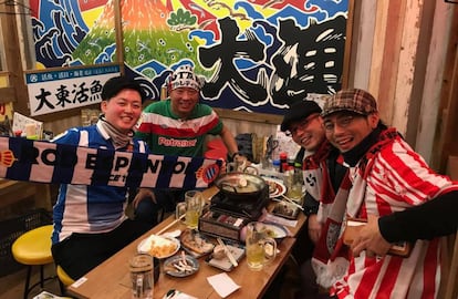 Nobu Nakabayashi, fundador de la peña del Espanyol en Tokio (Japón), con miembros de la peña del Athletic de Bilbao.