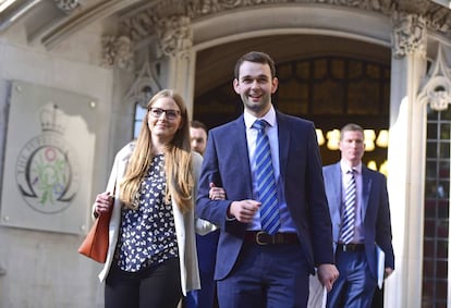 Los pasteleros Daniel y Amy McArthur saliendo del Tribunal Supremo de Londres este miércoles 10 de octubre.