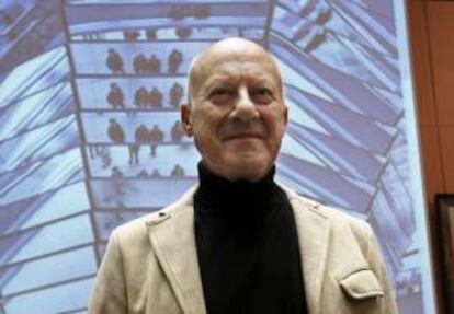 El arquitecto británico Norman Foster ha presentado hoy en Madrid el "Atlas de arquitecturas del siglo XXI", cuatro volumenes editados por la Fundacion BBVA y que ha dirigido el arquitecto Luis Fernández Galiano.