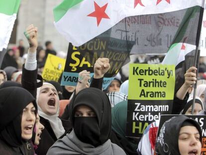 Manifestantes gritan consignas durante una protesta contra el r&eacute;gimen sirio de Bachar Al-Asad en Estambul.