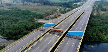 Vista aérea del puente tienditas bloqueado por el ejército de Venezuela.