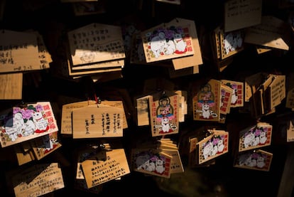 Tablas votivas de madera llamadas "ema" con deseos e imágenes de gatos, en el templo Gotokuji, en Tokio.