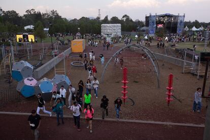 Vista aérea de asistentes al segundo día del festival Ceremonia entre los juegos infantiles del Parque Bicentenario, sede del evento, este domingo 2 de abril.