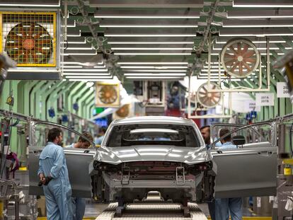 Trabajadores de una factoría de coches en Almussafes (Valencia), en una imagen de archivo.