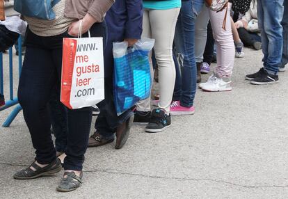 Un grupo de personas esperan para que les firmen los ejemplares comprados en la Feria del Libro de Madrid.