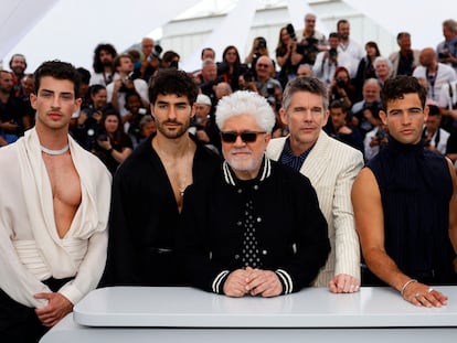 Pedro Almodóvar (tercero por la izquierda) posa con los actores de su película: de izquierda a derecha, Manu Ríos, José Condessa, Ethan Hawke, Jason Fernández y George Steane, en el 76º festival de Cannes.