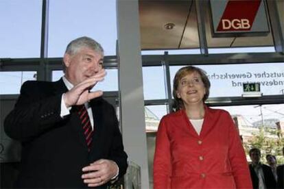 Merkel, derecha, junto a Michael Sommer, presidente de la Federación Alemana de Sindicatos, ayer en Berlín.