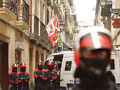 La Ertzaintza cierra, ayer, la taberna Suhazi de San Sebastián.