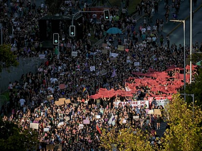 Vista aérea de la movilización por el 8-M en Santiago (Chile), este miércoles.