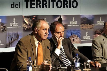 El <i>conseller</i> de Territorio, Rafael Blasco, y el presidente de la Generalitat, Francisco Camps.