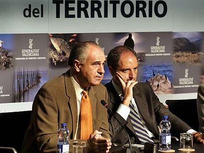 El <i>conseller</i> de Territorio, Rafael Blasco, y el presidente de la Generalitat, Francisco Camps.