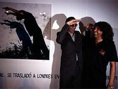 Anton Corbijn (a la izquierda) y José Mercé, en la inauguración de la exposición fotográfica de la casa de las vacas.