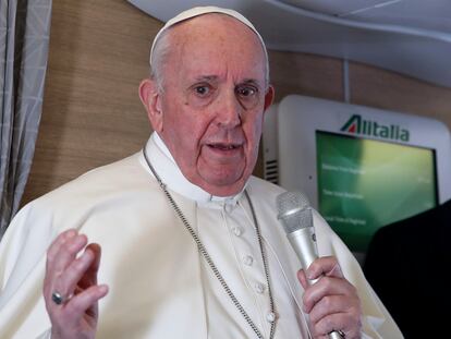 El papa Francisco habla en una rueda de prensa en el avión papal de vuelta a Roma desde Irak, este lunes.