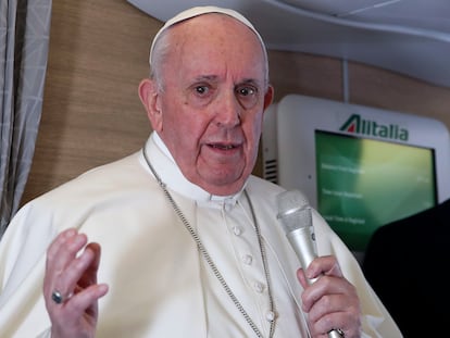 El papa Francisco habla en una rueda de prensa en el avión papal de vuelta a Roma desde Irak, este lunes.